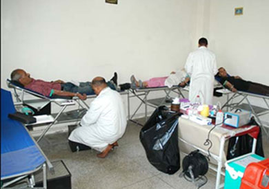 مواطنون بالسويس يتبرعون بدمائهم للجنود المصابين في سيناء