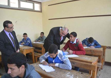 محافظ المنيا داخل لجان الابتدائية