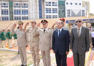 محافظ البحيرة يضع أكليلاً من الزهور على النصب التذكاري للجندي المجهول