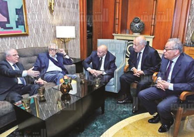 السفير اللبناني خالد زيادة أقصى اليسار وبجواره الأخضر الإبراهيمي ومحمد فائق وجميل مطر وإبراهيم المعلم- تصوير محمد الميمونى