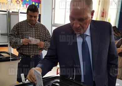 الزند أثناء الإدلاء بصوته في الانتخابات