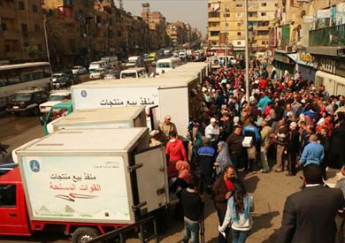 اقبال من المواطنين على السيارات التموينية