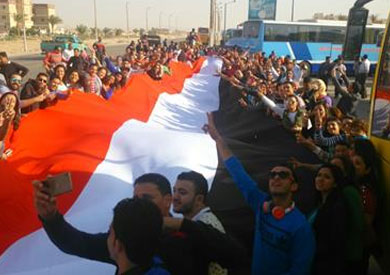 الشباب يرفعون علم مصر براس سدر