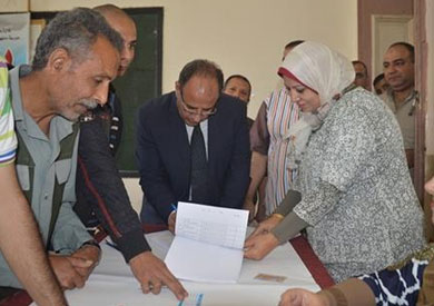 محافظ البحيرة يدلى بصوته في الانتخابات النواب