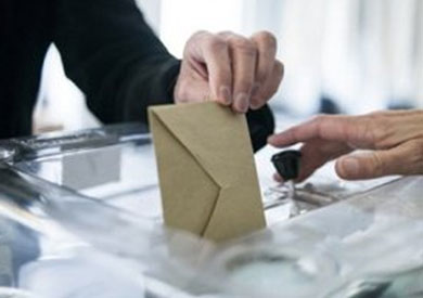 الناخبون يتوافدون على السفارة المصرية بلندن في اليوم الثاني للاقتراع