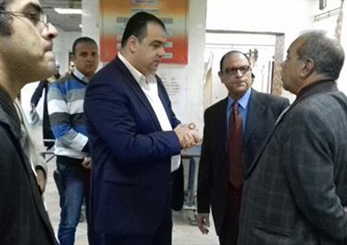 محافظ الفيوم ينقل سيدة عجوز ونجلتها بسيارته الخاصة للمستشفى