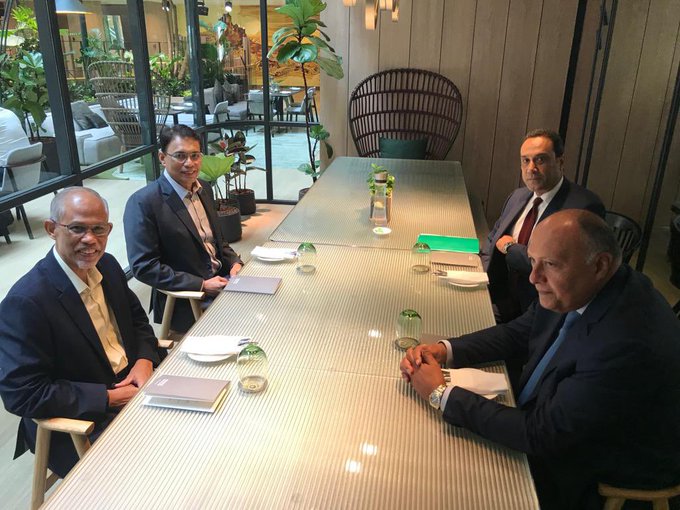 شكري مع وزير التنمية الاجتماعية السنغافوري