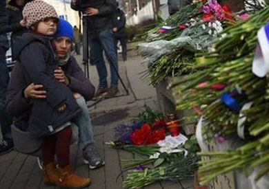 روسيون يأبنون ضحايا باريس في موسكو أمس «أ.ف.ب»