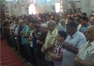 المئات يؤدون صلاة الغائب على شهداء «منى» و«الرافعة» بمسجد عمر مكرم