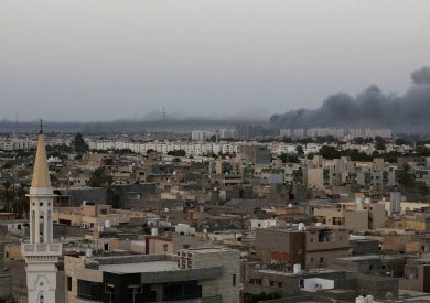 أعمدة الدخان تصاعدت من مواقع في مصراته الأسبوع الماضي بعد قصف طائرات حربية لها