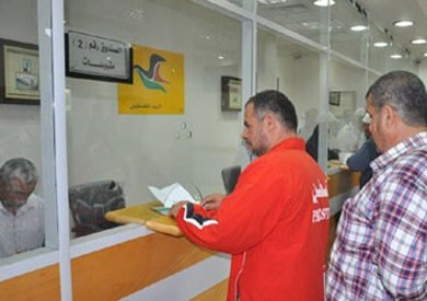 موظفين على بوابات مكاتب البريد في غزة - الشروق