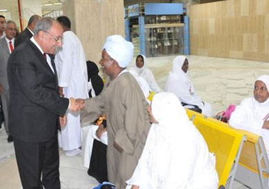 محافظ أسوان يودع حجاج القرعة والجمعيات الأهلية