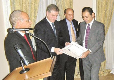 هشام صالح يتسلم شهادة تقدير من سفير مصر في بريطانيا
