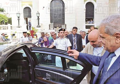 ابراهيم محلب اثناء خروجه من مجلس الوزراء بعد تقديم الحكومة استقالتها - تصوير سليمان العطيفى