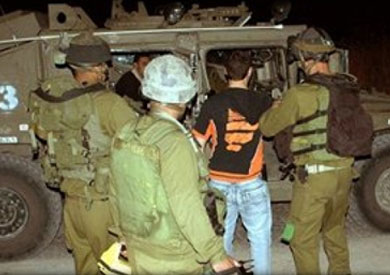 الاحتلال الإسرائيلي يعتقل شابا فلسطينيا - ارشيفية