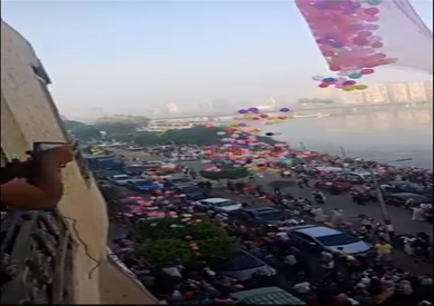 أثناء القاء البالونات