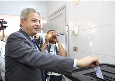 وزير الشباب يدلى بصوته في مدرسة النور بالمهندسين