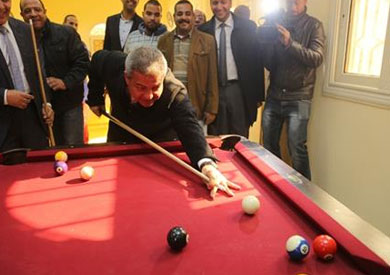 الوزير اثناء افتتاحه لمركز شباب الجمالية