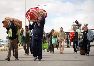 عودة المصريين من ليبيا عن طريق معبر السلوم - رويترز