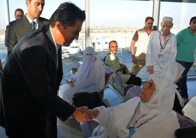 محافظ الاسكندرية خلال توديع للحجاج