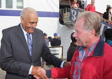 محافظ السويس والسائحين الالمان