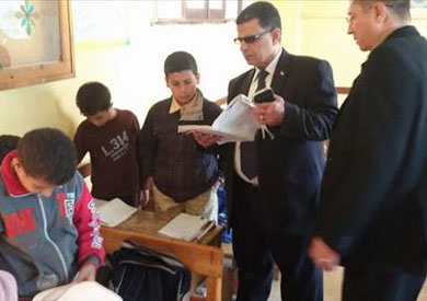 نقل 3 مديرين مدارس وخصم 3 أيام لـ15 معلمًا