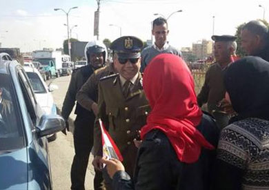 مدير مرور بنى سويف يوزع الاعلام على الموطنين بشوارع المحافظة بمناسبة ذكرى 25 يناير وعيد الشرطة