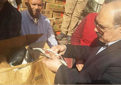 اللواء ناصر العبد مدير أمن الفيوم أثناء معاينة الاسماك الفاسدة