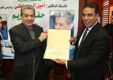 رئيس جامعة بنى سويف يكرم عميد اعلام الاسبق