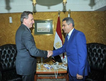 وزير النقل سعد الجيوشي مع السفير الهولندي