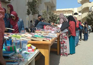 جانب من معرض الكتاب بجامعة الفيوم