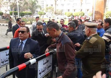 المستشارعبد الحميد همام رئيس اللجنة العليا للأنتخابات بالدقهلية اثناء الأشراف على تنظيم عملية دخول المرشحين لتقديم أوراقهم  - تصوير نعمان سمير