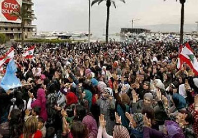 وقفة احتجاجية لمئات من العاملين بمشروع المارينا الجديد أمام مستشفى الجونة