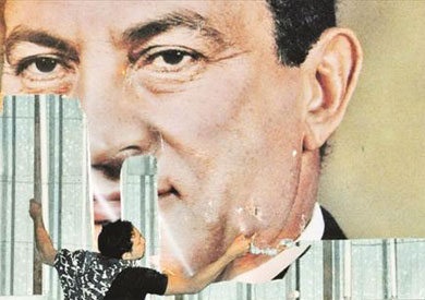مواطن يمزق صورة الرئيس الأسبق أمام مقر الحزب الوطني المنحل- رويترز