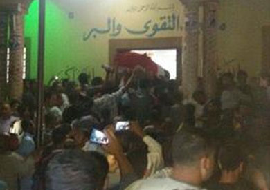 مواطني واهالي قري بني عدي اثناء تشييع جنازة المقدم الشهيد