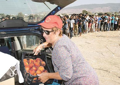 السياح والمهاجرين فى جزيرة كوس اليونانية - يورج بروجمان