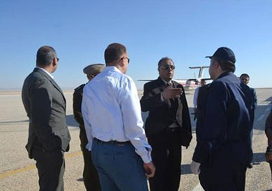 اللواء محمد قاسم والقيادات الأمنية اثناء تفقد مطار الخارجة بالوادى الجديد