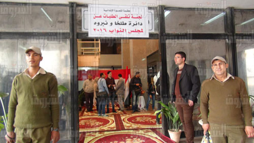 المستشارعبد الحميد هما م رئيس اللجنة العليا للأنتخابات فى الدقهلية يتسلم أوراق اليوم الأول - تصوير نعمان سمير
