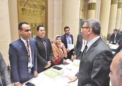 أحمد سعد الأمين العام لمجلس النواب يتفقد بهو قاعة البرلمان - تصوير خالد مشعل