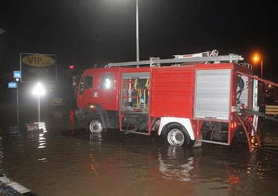 أعمال إزالة مياه الأمطار من الشوارع