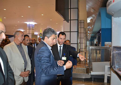 وزير الطيران يتفقد مطاري برج العرب والنزهة - أرشيفية