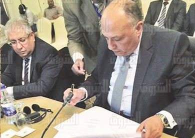 سامح شكري يوقع على الاتفاق