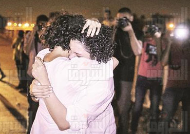 سناء ويارا بعد الإفراج عنهما ضمن قائمة سابقة- تصوير روجيه أنيس