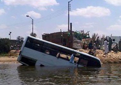 انقلب أتوبيس نقل عام في أحد الترع المجاورة للطريق الزراعي السريع