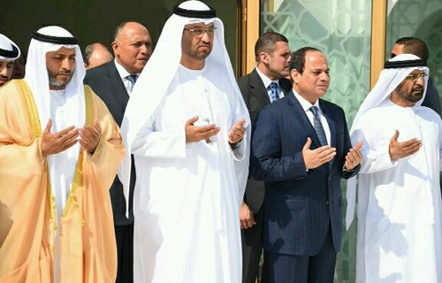 الرئيس السيسي يضع إكليلاً من الزهور على النصب التذكاري لشهداء الجيش الإماراتي