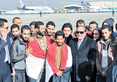 السيسي يستقبل العائدين من ليبيا بعد الاختطاف - تصوير: احمد عبد اللطيف