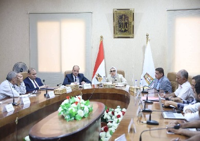 محافظ الوادي يبحث تقنين الأراضي