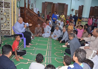 محافظ الوادي الجديد يؤدي صلاة التراويح