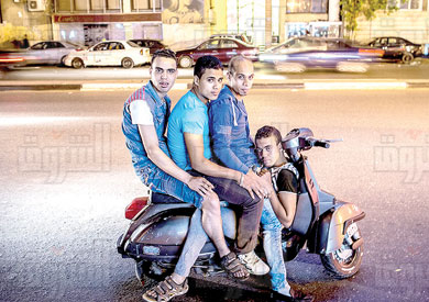 شباب مصريين يستقلون دراجة ناريه علي كورنيش النيل بالقاهره - تصوير روجيه أنيس