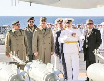 حفتر خلال جولته علي متن حاملة الطائرات الروسية "الأميرال كوزنيستوف" أمس الأول